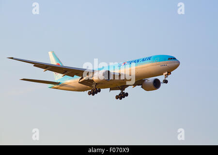 Zürich - 18.Juli: Boeing-777-Korean Air Landung in Zürich bei Sonnenuntergang am 18. Juli 2015 in Zürich, Schweiz. Der Flughafen Zürich ist h Stockfoto