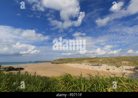 Mit Blick auf Dünenwanderungen Strand in zentralen Perranporth, Cornwall Stockfoto