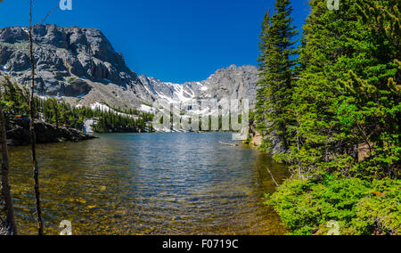 Ein beliebtes Ausflugsziel im Rocky Mountain National Park ist das Loch, ein Bergsee mit Schnee gefüllt schmelzen aus dem Winterschlaf Stockfoto