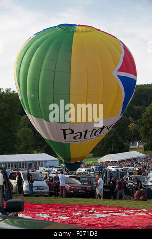 Bristol, UK. 8. August 2015. Inflation beginnt an der Bristol International Balloon Fiesta 2015 Abend Masse Aufstieg. Bildnachweis: Keith Larby/Alamy Live-Nachrichten Stockfoto