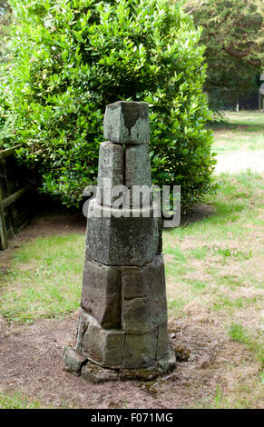 Alten Turm bleibt, St. Michael Friedhof, Stretton-En-le-Feld, Leicestershire, England, UK Stockfoto