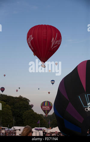 Bristol, UK. 8. August 2015. Bristol International Balloon Fiesta ist 2015 Abend Masse Aufstieg von Menschenmassen beobachtet. Bildnachweis: Keith Larby/Alamy Live-Nachrichten Stockfoto