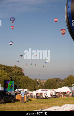 Bristol, UK. 8. August 2015. Bristol International Balloon Fiesta ist 2015 Abend Masse Aufstieg von Menschenmassen beobachtet. Bildnachweis: Keith Larby/Alamy Live-Nachrichten Stockfoto