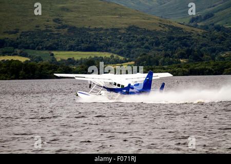 Loch Lomond, Glasgow, Schottland, Großbritannien. 9. August 2015: Wetter: Holiday Makers und Touristen genießen das Wochenende am Loch Lomond. Obwohl das Wetter bedeckt war kamen Touristen und Urlaub immer noch zu ihren Fahrten auf Loch Lomond während der Wochenende Pause genießen. Unabhängig vom Wetter hat Loch Lomond gezeichnete Interesse und Beifall von auf der ganzen Welt für seine atemberaubende Schönheit, abwechslungsreiche Tier-und Pflanzenwelt und Reichtum an Geschichte, Legenden und Folklore. Bildnachweis: Dundee Photographics/Alamy Live-Nachrichten Stockfoto