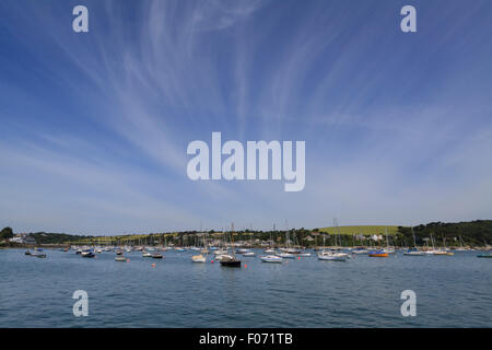 Kleine Boote vertäut unter einem strahlend blauen Himmel in Falmouth Harbour, Falmouth, Cornwall Stockfoto