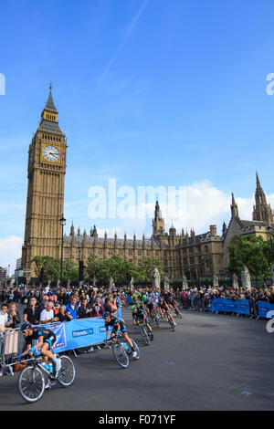 Das Hauptfeld geht Big Ben und den Houses of Parliament in der Endphase der Freunde Leben Tour of Britain 2014, London Stockfoto