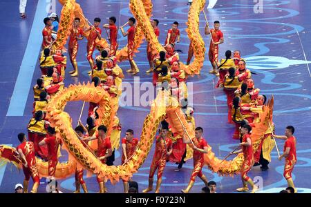 Ordos, Chinas autonomen Region Innere Mongolei. 9. August 2015. Künstler aus dem Nordchinas Provinz Hebei präsentieren Drachen zur Teilnahme an der Eröffnungsfeier der 10. nationalen traditionellen Spiele der ethnischen Minderheiten Chinas in Ordos, Nord-China autonomen Region Innere Mongolei, 9. August 2015 Gäste tanzen. © Guo Yong/Xinhua/Alamy Live-Nachrichten Stockfoto