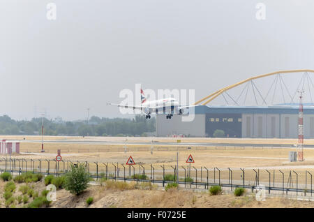 Madrid, Spanien. 8. August 2015. Flugzeug - Airbus A318 - 112 - der - British Airways - Airline ist eine Landung am Flughafen Madrid-Barajas - Adolfo Suarez - auf 8. August 2015. Bildnachweis: Russet Apfel/Alamy Live News Stockfoto