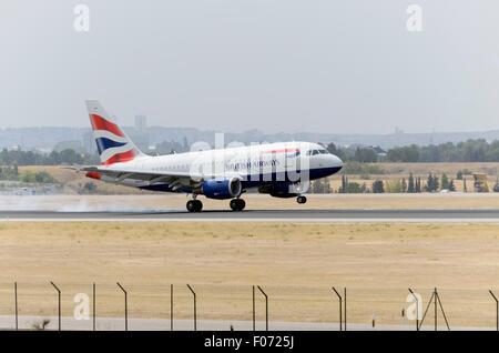 Madrid, Spanien. 8. August 2015. Flugzeug - Airbus A318 - 112 - der - British Airways - Airline ist eine Landung am Flughafen Madrid-Barajas - Adolfo Suarez - auf 8. August 2015. Bildnachweis: Russet Apfel/Alamy Live News Stockfoto