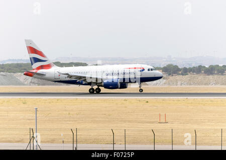 Madrid, Spanien. 8. August 2015. Flugzeug - Airbus A318 - 112 - der - British Airways - Airline ist eine Landung am Flughafen Madrid-Barajas - Adolfo Suarez - auf 8. August 2015. Bildnachweis: Russet Apfel/Alamy Live News Stockfoto