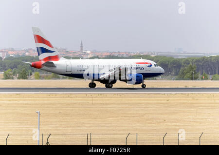 Madrid, Spanien. 8. August 2015. Flugzeug - Airbus A318 - 112 - der - British Airways - Airline ist eine Landung am Flughafen Madrid-Barajas - Adolfo Suarez - auf 8. August 2015. Bildnachweis: Russet Apfel/Alamy Live News Stockfoto