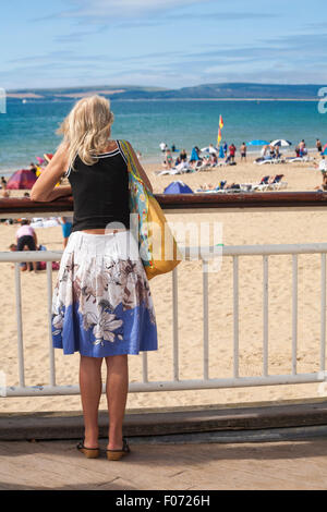 Bournemouth, Dorset, UK, 9. August 2015. Frau, die Ansichten und Goldstrand auf den Strand von Bournemouth Pier im August zu bewundern. Bildnachweis: Carolyn Jenkins/Alamy Live-Nachrichten Stockfoto