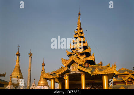 Asien, MYANMAR (BURMA), Yangon (Rangoon), Shwedagon Paya, buddhistische Tempel (6-10. Jahrhundert n. Chr.), goldene Stupas und kleine Pagode Stockfoto