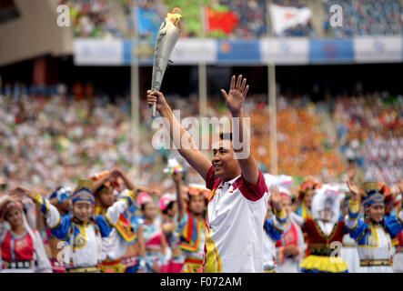 Ordos. 9. August 2015. Zhang Xiaoping, Gewinner der Goldmedaille der Männer leicht schwer (81kg) Box-Event in Beijing 2008 Olympic Games, übergibt die Fackel während der Eröffnungsfeier der 10. nationalen traditionellen Spiele der ethnischen Minderheiten Chinas in Ordos, Nord-China autonomen Region Innere Mongolei. © Wang Peng/Xinhua/Alamy Live-Nachrichten Stockfoto