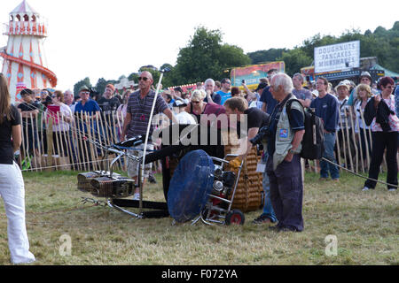 Bristol, UK. 8. August 2015. Bristol International Balloon Fiesta ist 2015 Abend Masse Aufstieg von Menschenmassen beobachtet. Bildnachweis: Keith Larby/Alamy Live-Nachrichten Stockfoto