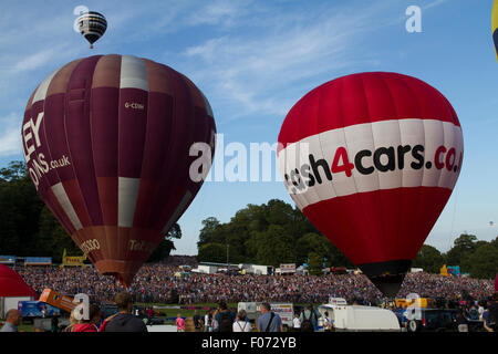 Bristol, UK. 8. August 2015. Bristol International Balloon Fiesta ist 2015 Abend Masse Aufstieg von Menschenmassen beobachtet. Bildnachweis: Keith Larby/Alamy Live-Nachrichten Stockfoto