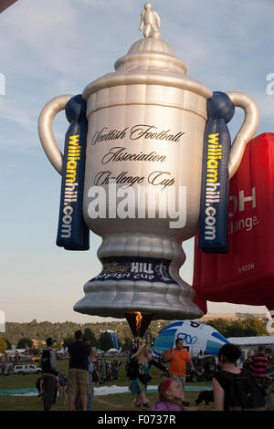 Bristol, UK. 8. August 2015. Der Scottish Football Association Challenge Cup startete Ballon während der Bristol International Balloon Fiesta 2015 Abend Masse Aufstieg wurde über siebzig Heißluftballons vom riesigen Menschenmassen beobachtet abhob. Bildnachweis: Keith Larby/Alamy Live-Nachrichten Stockfoto