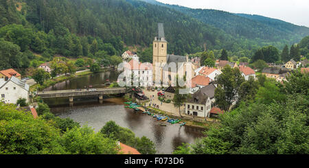 Berühmte historische Panorama Rozumberk Stadt 160 km oder 100 Meilen südlich von Prag auf dem Fluss Vltava, Tschechische Republik, Europa. Stockfoto