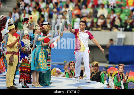 Ordos. 9. August 2015. Zhang Xiaoping (1., R), Gewinner der Goldmedaille der Männer leicht schwer (81kg) Box-Event in Beijing 2008 Olympic Games, zündet die Fackeln in den Händen der Fackelträger von allen 56 ethnischen Gruppen während der Eröffnungsfeier der 10. nationalen traditionellen Spiele der ethnischen Minderheiten Chinas in Ordos, Nord-China autonomen Region Innere Mongolei. © Zhang Ailin/Xinhua/Alamy Live-Nachrichten Stockfoto