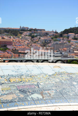 Miradouro Sao Pedro mit keramischen Karte von Lissabon Stockfoto