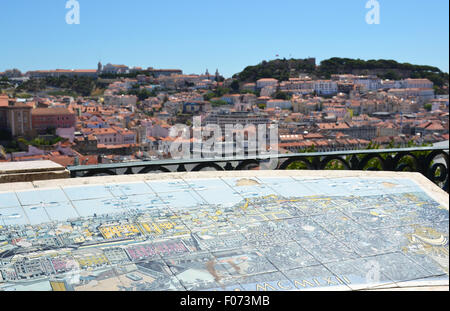 Miradouro Sao Pedro mit keramischen Karte von Lissabon Stockfoto