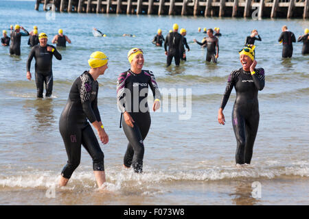 Bournemouth, UK 9. August 2015. British Heart Foundation Bournemouth Pier Pier schwimmen, die größte Charity schwimmen in Europa als Unterstützer trotzen den Ärmelkanal in dieses 1,4 Meile Freiwasser schwimmen, ab Bournemouth Pier Schwimmer werden in dieser herausfordernden Meer schwimmen entlang der Küste in Boscombe Pier auf die Probe. Die Veranstaltung wurde von Juli aufgrund widriger Witterungsbedingungen verschoben und findet an einem heißen sonnigen Tag Credit: Carolyn Jenkins/Alamy Live News Stockfoto