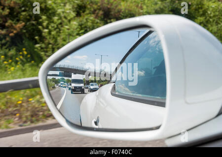 Auto-Seitenspiegel, Blick durch schmutziges Autofenster, Spiegelung im  Spiegel Stockfotografie - Alamy