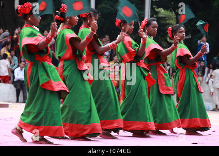 Dhaka, Bangladesch. 9. August 2015. Frauen in Bangladesch Indegenious teilnehmen, in einer Versammlung in Dhaka Vereinten Nationen gefeiert (UN) internationaler Tag der autochthonen Bevölkerungsgruppen der Welt. Die Veranstaltung wird beobachtet, um zu fördern und zum Schutz der Rechte der indigenen Gemeinschaften reichen und vielfältigen Kulturen in Dhaka am 8. August 2015.  Dieses Jahr ist United Ntions machen Slogan für Ths-Tag "Sicherstellung indigenous Peoples Gesundheit und Wohlbefinden". Bildnachweis: Zakir Hossain Chowdhury Zakir/Alamy Live-Nachrichten Stockfoto