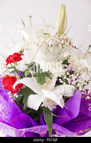Blumen in eine weiße Lilie und andere Blumen in einen großen, schönen Blumenstrauß Stockfoto
