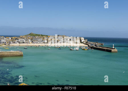 St. Ives, Cornwall. Hafen-Leuchtturm und Boote. Stockfoto