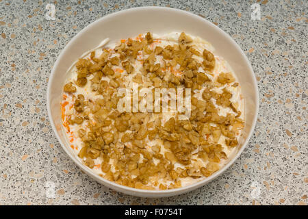 leckere herzhafte Salatplatte befindet sich auf dem Tisch neben den Hauptgerichten Stockfoto