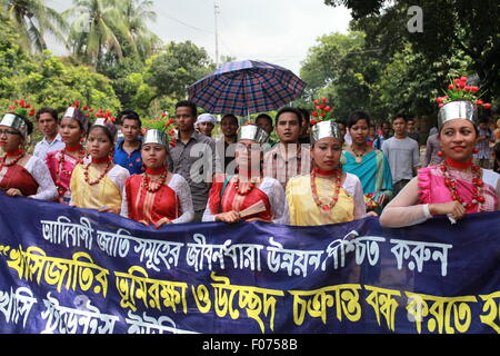 Dhaka, Bangladesch. 9. August 2015. Frauen in Bangladesch Indegenious teilnehmen, in einer Versammlung in Dhaka Vereinten Nationen gefeiert (UN) internationaler Tag der autochthonen Bevölkerungsgruppen der Welt. Die Veranstaltung wird beobachtet, um zu fördern und zum Schutz der Rechte der indigenen Gemeinschaften reichen und vielfältigen Kulturen in Dhaka am 8. August 2015.  Dieses Jahr ist United Ntions machen Slogan für Ths-Tag "Sicherstellung indigenous Peoples Gesundheit und Wohlbefinden". Bildnachweis: Zakir Hossain Chowdhury Zakir/Alamy Live-Nachrichten Stockfoto