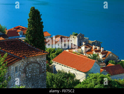 Ziegeldächer der Stadt Perast. Kotor Bucht, Montenegro, Balkan Stockfoto