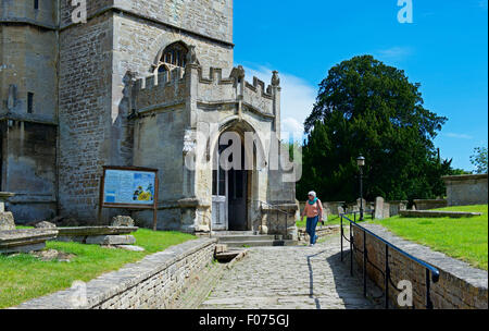 Kirche St Cyriac, in das Dorf Lacock in Wiltshire, England UK Stockfoto