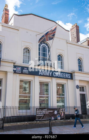 Ein junger Bursche, vorbei an der Armee Karriere Büro in Wolverhampton UK Stockfoto