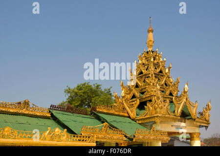 Asien, MYANMAR (BURMA), Mandalay, Sagaing Hills, bald U Ponya Shin Paya buddhistischer Tempel (Orig 1312), kleine Pagode - goldene stupa Stockfoto