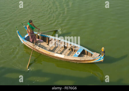 Asien, MYANMAR (BURMA), Mandalay, Taugthaman See, Bootsmann in bunten Freizeit-Boot Stockfoto