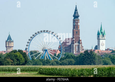 Das Riesenrad des deutschen folk-Festivals "Gaeubodenvolksfest" ist vor der Stadt-Landschaften, darunter der Wasserturm (L-R), die Basilika St. Jakob und dem Stadtturm in Straubing, Deutschland, 9. August 2015 abgebildet. 1,4 Millionen Besucher werden erwartet, um das Festival bis zum 17. August zu besuchen. Foto: Armin Weigel/dpa Stockfoto