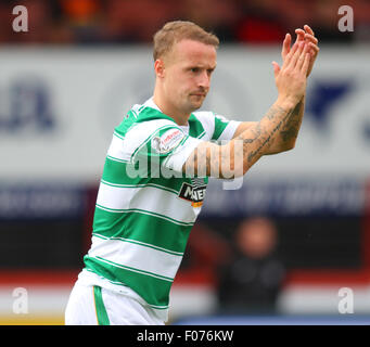 Glasgow, Schottland. 9. August 2015. Ladbrokes Schottische Premier League. Partick Thistle gegen Celtic FC. Leigh Griffiths begrüßt die keltischen Unterstützung © Action Plus Sport/Alamy Live News Stockfoto