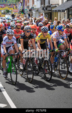 Laura Kenny (Laura Trott) (links) und Lisa Brennauer (c.right) führen das Hauptfeld aus Marlow auf der Aviva Frauen Tour 2015 Stockfoto