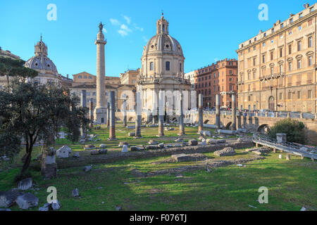 Blick über die Ruinen von Trajan Forum auf der Trajanssäule in Rom, Italien. Stockfoto