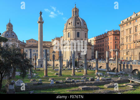 Blick über die Ruinen von Trajan Forum auf der Trajanssäule in Rom, Italien. Stockfoto