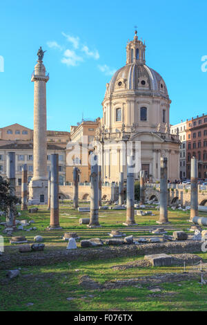 Blick über die Ruinen von Trajan Forum auf der Trajanssäule in Rom, Italien. Stockfoto