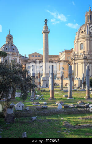 Blick über die Ruinen von Trajan Forum auf der Trajanssäule in Rom, Italien. Stockfoto