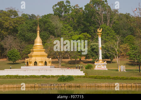 Asien, MYANMAR (BURMA), Mandalay, Pyin Oo Lwin (ehemals Maymyo), National Kandawgyi Botanical Gardens, Goldene Pagode und Spalte Stockfoto