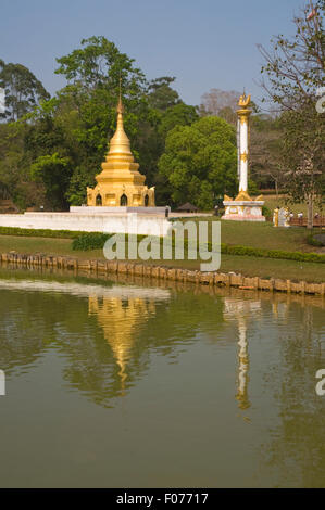 Asien, MYANMAR (BURMA), Mandalay, Pyin Oo Lwin (ehemals Maymyo), National Kandawgyi Botanical Gardens, Goldene Pagode und Spalte Stockfoto