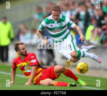 Glasgow, Schottland. 9. August 2015. Ladbrokes Schottische Premier League. Partick Thistle gegen Celtic FC. Leigh Griffiths ist geschickt fliegen © Action Plus Sport/Alamy Live News Stockfoto