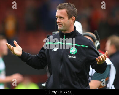 Glasgow, Schottland. 9. August 2015. Ladbrokes Schottische Premier League. Partick Thistle gegen Celtic FC. Ronnie Deila applaudieren die Weg Unterstützung © Action Plus Sport/Alamy Live News Stockfoto