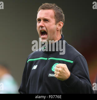 Glasgow, Schottland. 9. August 2015. Ladbrokes Schottische Premier League. Partick Thistle gegen Celtic FC. Ronnie Deila brüllt der Weg Unterstützung © Action Plus Sport/Alamy Live News Stockfoto