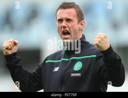 Glasgow, Schottland. 9. August 2015. Ladbrokes Schottische Premier League. Partick Thistle gegen Celtic FC. Ronnie Deila brüllt der Weg Unterstützung © Action Plus Sport/Alamy Live News Stockfoto